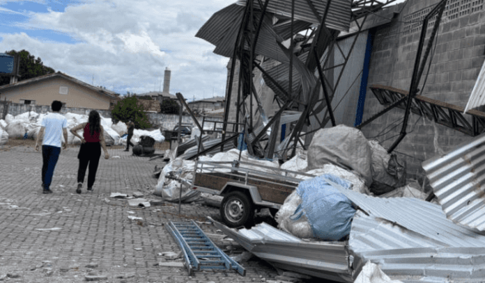 Imagem ilustrativa de casas destelhadas após tornado F2 em São José dos Pinhais, no Paraná