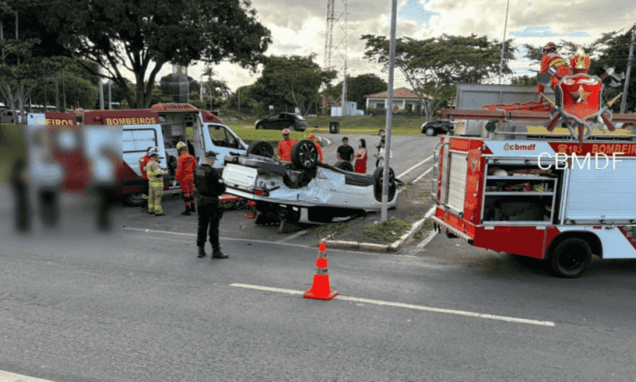 Imagem relacionada ao acidente entre dois carros no Lago Sul atendido pelo CBMDF