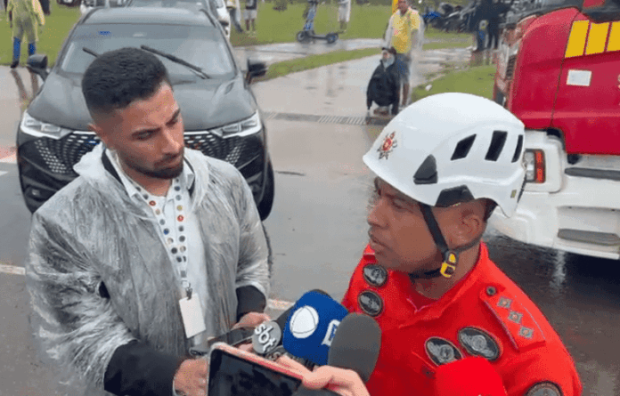 Bombeiros do DF atendem vítimas após queda de raio durante protesto no Eixo Monumental, em Brasília, sob forte chuva.