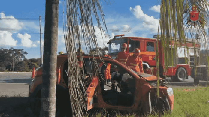Viatura do Corpo de Bombeiros do DF atendendo acidente de trânsito na BR-020, próximo à entrada de Sobradinho