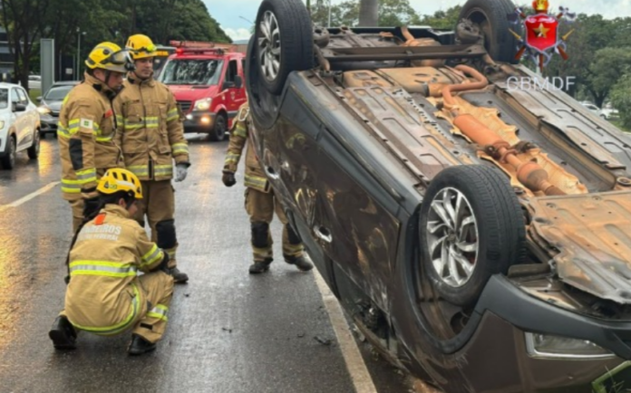 Bombeiros atendendo ocorrência de carro capotado no Eixinho Norte, em Brasília