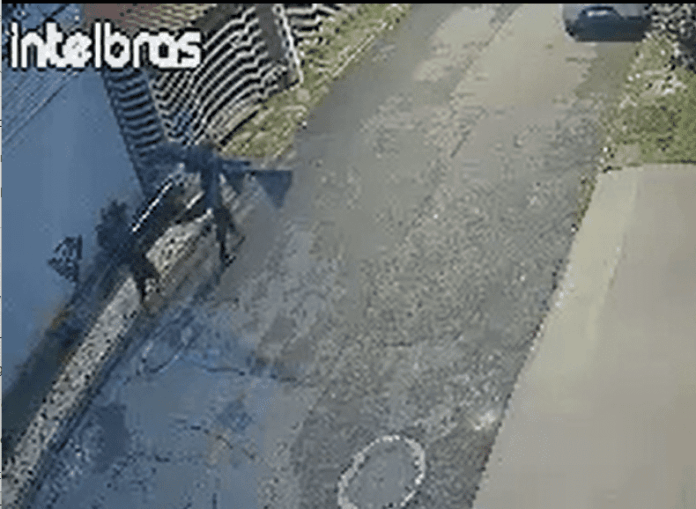 Imagem de câmera de segurança mostrando furto de toldo em comércio da Asa Norte, em Brasília.