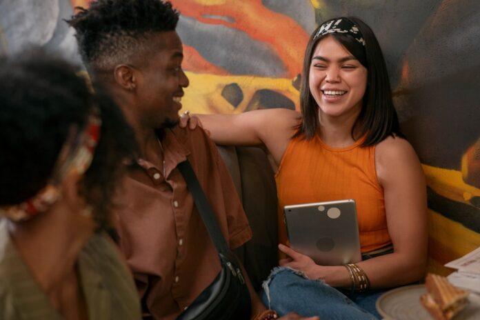 Jovens participam de oficina de formação cultural promovida pelo Instituto Voar Cultural no DF