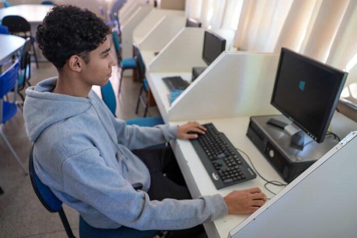 Estudantes do DF participando de seleção do Transforma DF para vagas de estágio