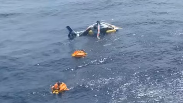 Aeronave que realizou pouso de emergência em praia na Região dos Lagos, com equipes de resgate no local.