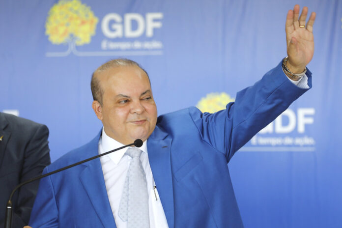 Imagem de Ibaneis Rocha anunciando candidatura ao Senado em evento político no Distrito Federal