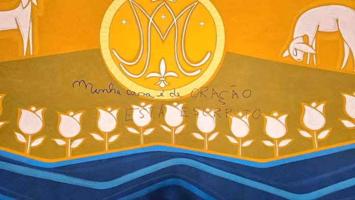 Imagem relacionada ao vandalismo registrado por câmeras que mostra obra sacra pichada dentro de igreja em Nanuque