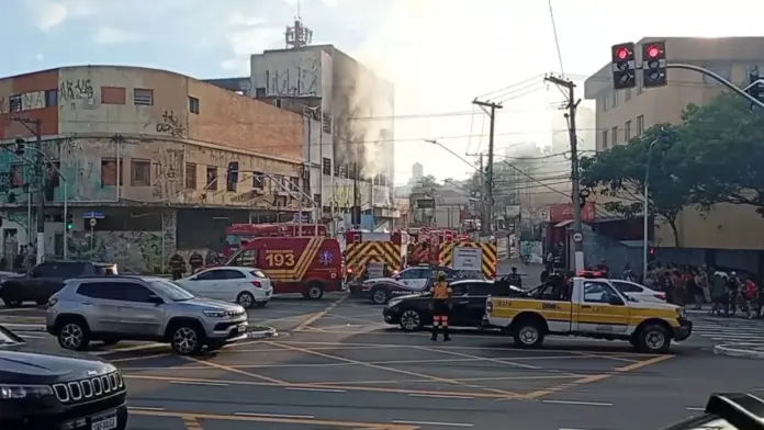 Imagem ilustrativa de prédio durante incêndio na Vila Prudente, em São Paulo