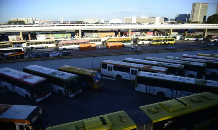 Ônibus do transporte coletivo depredados durante ataques registrados no Distrito Federal