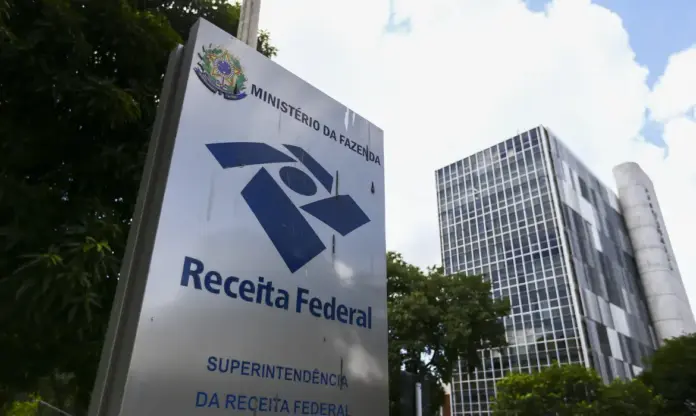 Imagem relacionada à matéria do Repórter Capital sobre golpe envolvendo falsa cobrança da Receita Federal via WhatsApp.