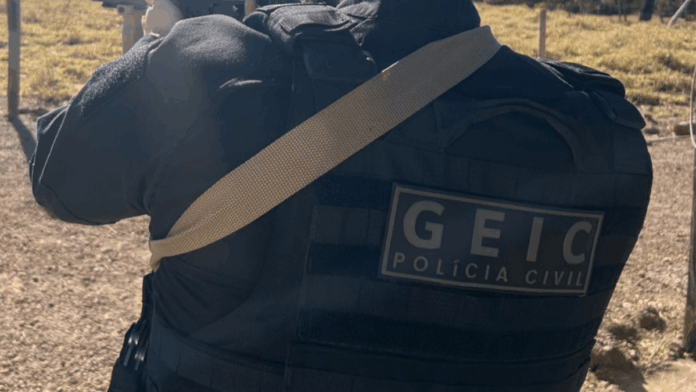 Imagem relacionada à prisão de homem por extorsão com ameaça de divulgar imagens íntimas em Goiás, atendida pela Polícia Civil.