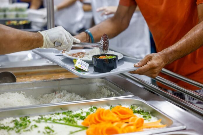 Imagem relacionada à reinauguração do Restaurante do Bem no Jardim Ingá, em Luziânia, com presença de Gracinha Caiado.