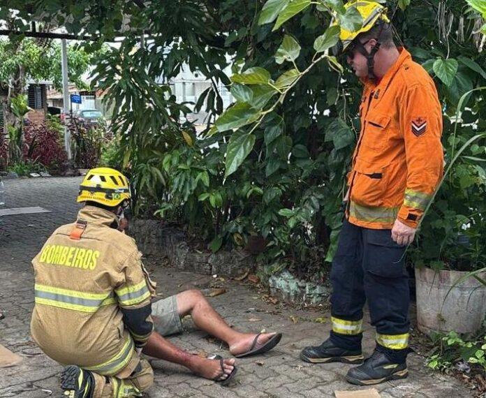 Equipe do Corpo de Bombeiros do DF presta socorro a homem agredido encontrado inconsciente em via pública.