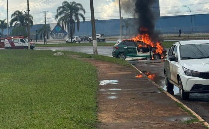 Veículo em chamas após colisão contra poste no Terminal Norte, na Asa Norte, em Brasília.