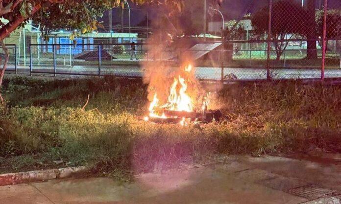 Imagem relacionada à atuação do Corpo de Bombeiros em incêndio que destruiu motocicleta no Recanto das Emas.