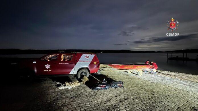 Equipes do Corpo de Bombeiros realizam buscas por jovem desaparecido no Lago Corumbá, em Alexânia.
