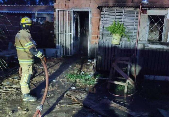 Atuação do Corpo de Bombeiros no combate a incêndio residencial com botijão de gás em Planaltina.