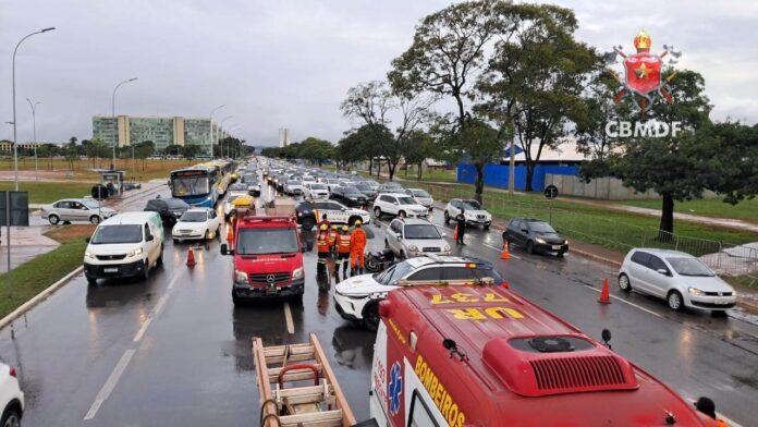 Imagem relacionada à matéria do Repórter Capital sobre acidente entre moto e carro em frente ao Teatro Nacional, em Brasília.
