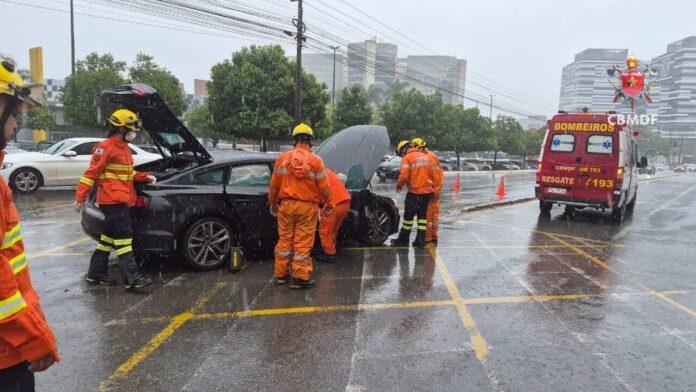 Imagem relacionada à ocorrência de colisão entre dois veículos na SHN, em Brasília, atendida pelo CBMDF.