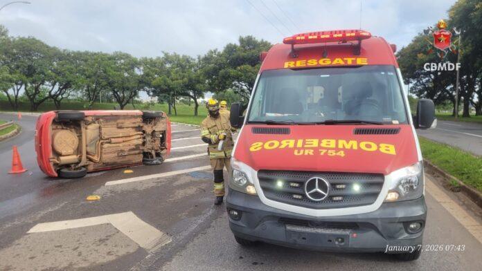 Imagem relacionada à ocorrência de capotamento na EPIA envolvendo veículo Gol vermelho próximo ao Park Shopping, atendida pelo CBMDF.