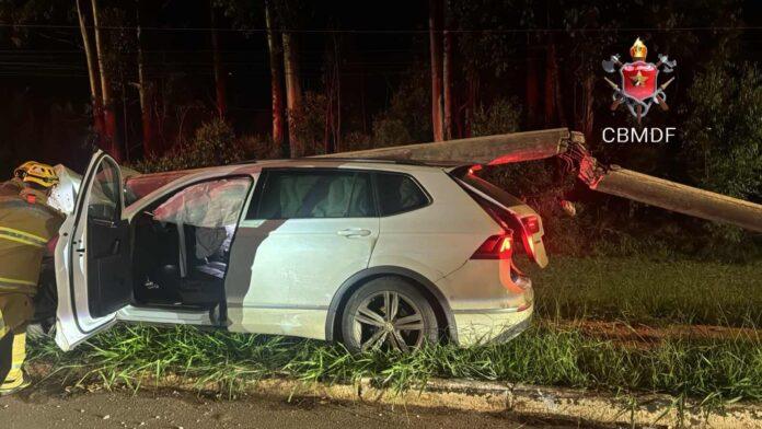 Imagem relacionada à matéria do Repórter Capital sobre carro que bateu em poste na DF-180