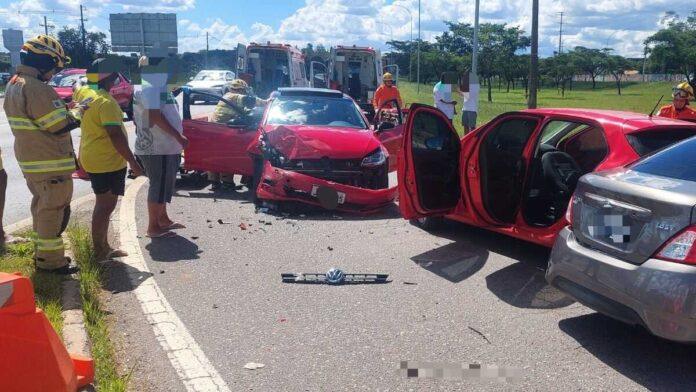 Equipes do Corpo de Bombeiros atuam em colisão entre veículos na EPNB, no Distrito Federal
