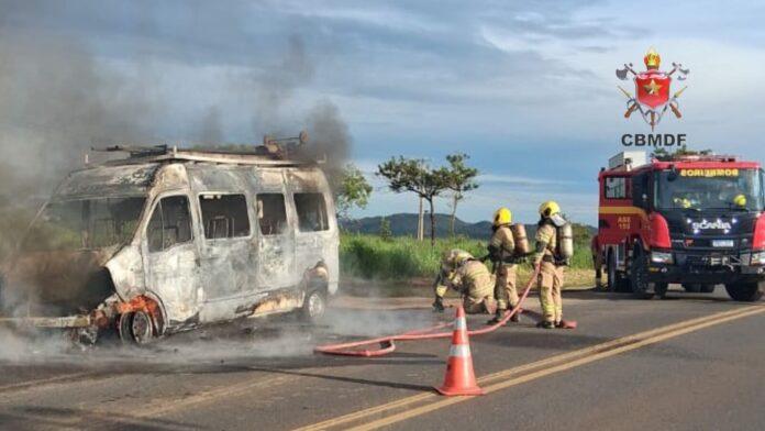Imagem relacionada à matéria do Repórter Capital sobre van que pegou fogo na DF-130