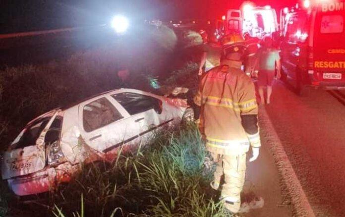 Imagem relacionada ao capotamento na BR-060 atendido pelo CBMDF