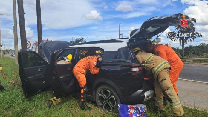 Carro colidido com árvore na EPTG durante atendimento do Corpo de Bombeiros do DF