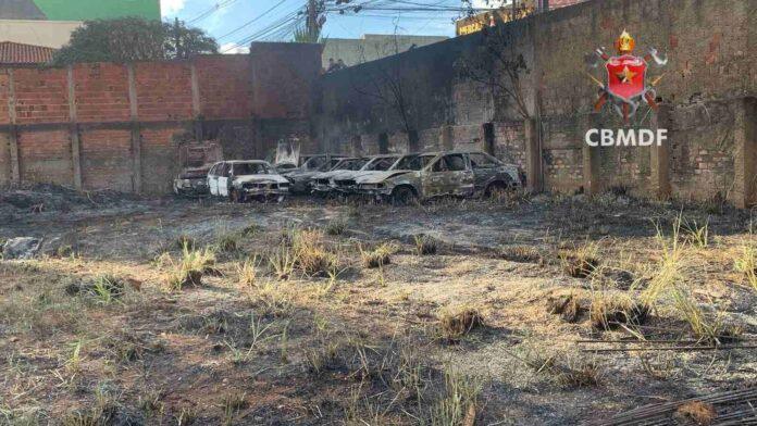 Veículos queimados após incêndio em terreno na Rua 4C, em Vicente Pires