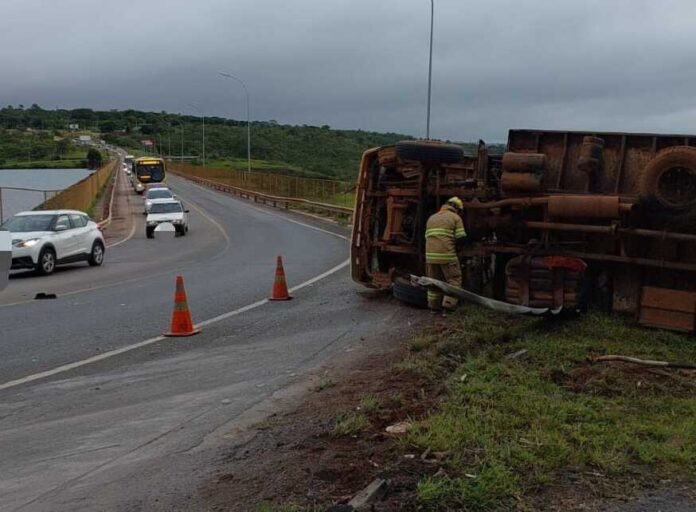 Imagem relacionada ao tombamento de caminhão na Barragem do Paranoá, no Distrito Federal.
