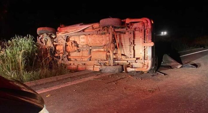 Viaturas do CBMDF atendendo capotamento de caminhonete na BR-080 próximo à divisa entre DF e Goiás