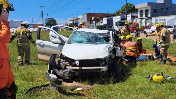 Viaturas do Corpo de Bombeiros atendendo acidente com capotamento na BR-040, em Santa Maria, no Distrito Federal.
