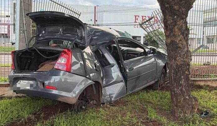 Imagem relacionada à matéria do Repórter Capital sobre acidente com carro que bateu em árvore no Pistão Sul, em Taguatinga DF.