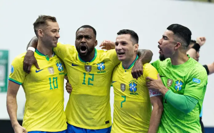 Imagem de jogo do Brasil pela Copa América de Futsal em arena lotada.