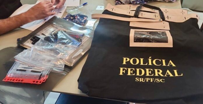 Agentes da Polícia Federal durante cumprimento de mandado na Operação Sem Remorso.