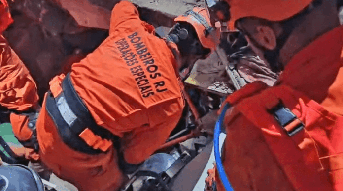 Bombeiros trabalham no resgate após desabamento de casas no bairro do Maracanã, no Rio de Janeiro