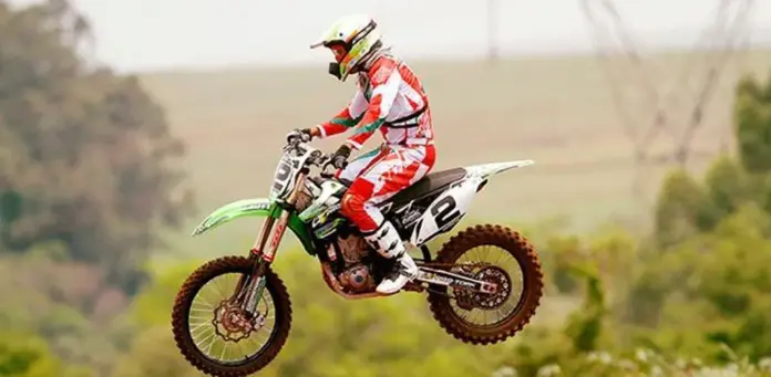 Piloto Chumbinho Becker durante competição de motocross representando o Brasil