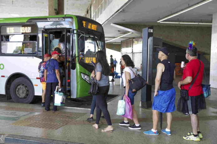 Ônibus do transporte público do Distrito Federal durante o Carnaval