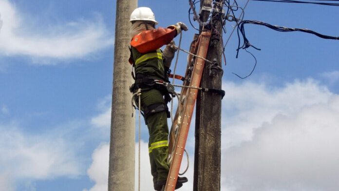 Equipe realiza manutenção na rede elétrica em região do Distrito Federal.