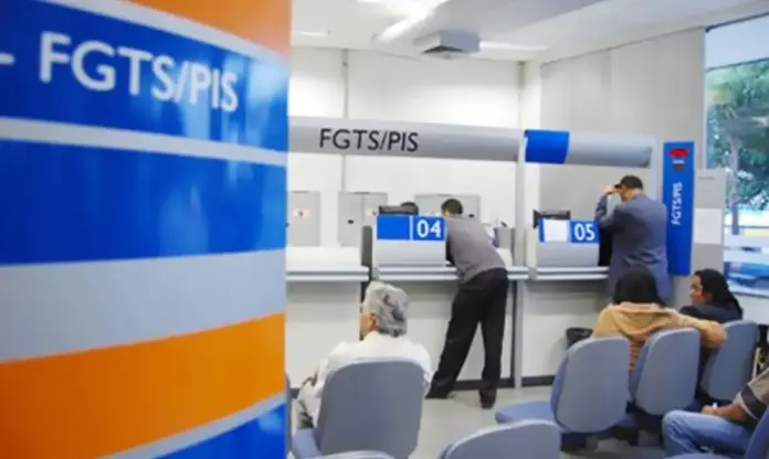 Carteira de Trabalho Digital exibida em celular com informações sobre pagamento do abono salarial 2026.