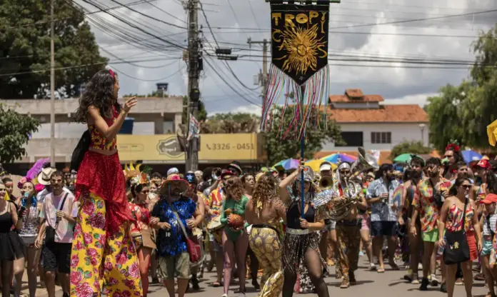 Foliões participam do Carnaval de Brasília no Plano Piloto durante programação oficial de 2026.