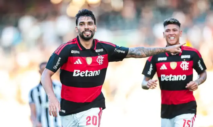 Jogadores do Flamengo comemoram vitória sobre o Botafogo no Estádio Nilton Santos pelo Campeonato Carioca.
