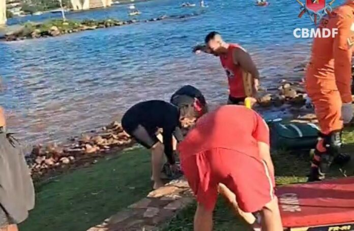 Bombeiros do CBMDF realizam resgate de três homens após afogamento no Lago Paranoá, próximo à Ponte JK, em Brasília.
