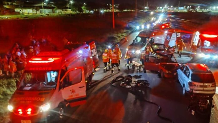 Viaturas do CBMDF atendem acidente na DF-001, próximo à quadra 28 do Paranoá, no Distrito Federal.