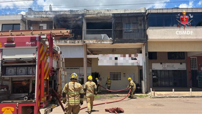 Bombeiros combatem incêndio em kitnet na Asa Norte, na SCRN 714/715, em Brasília.