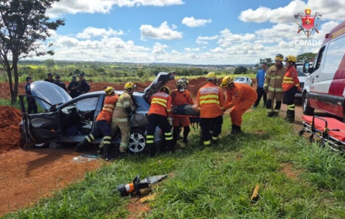 Chevrolet Onix capotado após colisão com ônibus no Setor de Mansões Itiquira, em Planaltina DF.