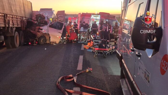 Imagem relacionada à matéria do Repórter Capital sobre acidente na BR-020 com colisão entre van e carreta próximo a Formosa (GO).