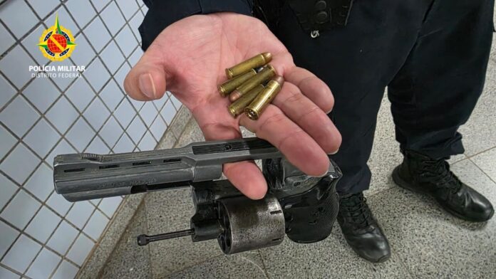 Revólver calibre .38 apreendido pela Polícia Militar do Distrito Federal durante linha de revista na Estação Galeria no Carnaval.