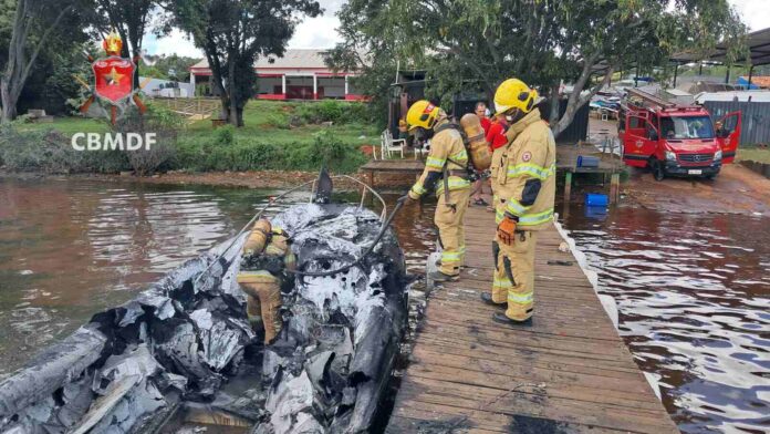 Lancha em chamas na Marina do Setor de Clubes Norte, no Lago Paranoá, com atuação do Corpo de Bombeiros do DF.